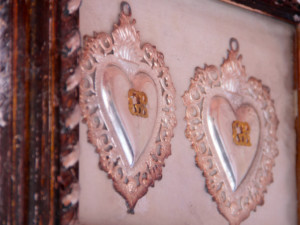 Segni devozionali e ex-voti presenti al suo interno