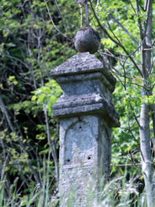 Il cippo votivo ai giorni nostri, da anni oramai privo delle sue immagini sacre