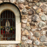 L'ancona è inserita nel muro di contemimento stradale per Tausia