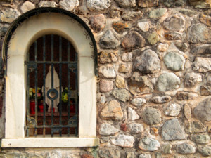 L'ancona è inserita nel muro di contemimento stradale per Tausia