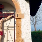 L'ancona votiva si erga al centro della località Taviella di Tausia