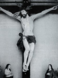 Foto storica dell'ancona, dove si possono notare le statuette ai lati del Cristo