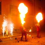Lo spettacolo affascinante dei mangiafuoco per l'arrivo di S. Nicolò
