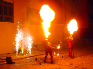 Lo spettacolo affascinante dei mangiafuoco per l'arrivo di S. Nicolò