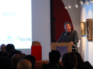 Alessandro Mistichelli spiega al pubblico l'interessante iniziativa dedicata alle sceneggiature in concorso.