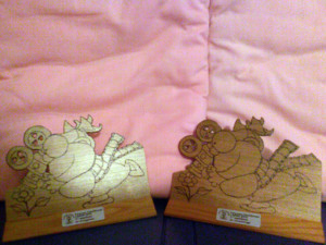 Le statuette in premio con l'ormai famoso logo realizzato per Cinegiovani dalla disegnatrice Ellekappa.