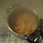 L'aggiunta di acqua bollente salata.