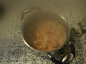 L'aggiunta di acqua bollente salata.