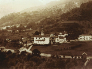 1895 - Il "centro" di Treppo: ben visibili il Cristofoli e l'edificio della scuola laica