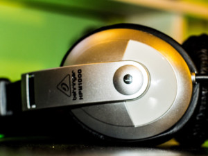 Dettaglio delle cuffie dell’operatore di regia