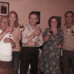 Treppo Carnico estate 1979 - A destra Basilio con la moglie insieme ad altri clienti e al gestore della trattoria De Cillia