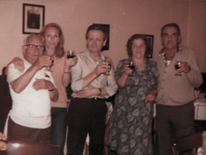 Treppo Carnico estate 1979 - A destra Basilio con la moglie insieme ad altri clienti e al gestore della trattoria De Cillia