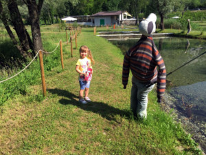 Strana "figura" per spaventare predatori della zona in agguato (quella a destra ovviamente!)