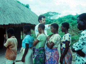 '66-'67 Padre Baritussio battezza i catecumeni