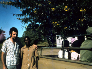 Padre Baritussio a fianco di un catechista perseguitato