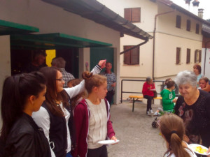 Un momento conviviale durante il rinfresco dopo la funzione religiosa