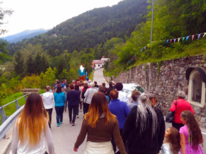 I fedeli verso la prima stazione in località "Riu"