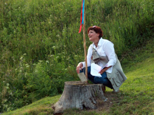 Una Manuela assorta nella sua intensa spiegazione