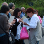 Manuela mentre regala ai presenti un bellissimo pensiero in ricordo dell' evento