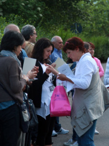 Manuela mentre regala ai presenti un bellissimo pensiero in ricordo dell' evento