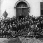 30 ottobre 1929 - La numerosa scolareca dell'epoca con i maestri Pusca e Martinis
