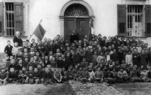 30 ottobre 1929 - La numerosa scolareca dell'epoca con i maestri Pusca e Martinis