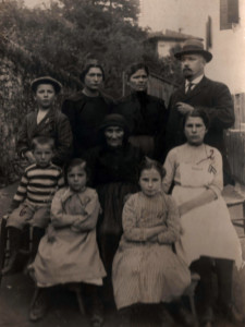 Treppo Carnico - Tutti i componenti la famiglia con la nonna paterna