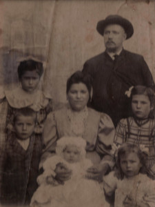 La famiglia Martinis all'arrivo a Treppo Carnico