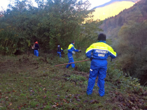 Fase di ripulitura alveo del fiume Pontaiba in entrata al paese