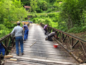 Smantellamento della vecchia pavimentazione del ponte il località "Sbevorchis"