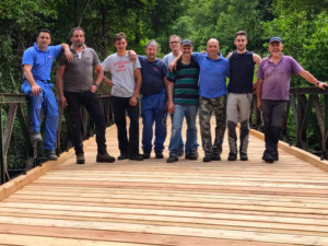La squadra della protezione civile che ha realizzato l'opera