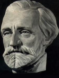 La scultura raffigurante Giuseppe Verdi