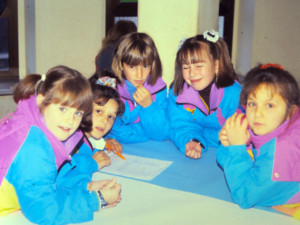 Un gruppetto di bambini impegnati in giochi di squadra. Chi si riconosce?