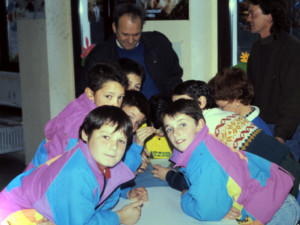 Graziano Blanzan assieme ad alcuni bambini