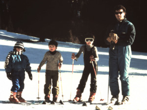 Alcuni bambini a scuola di sci assieme all'istruttore Paolo Del Linz