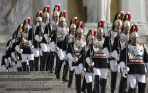 Corazzieri che scendono i gradini dell'altare della Patria a Piazza Venezia
