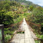 Tipica passerella sul fiume Polochic