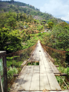 Tipica passerella sul fiume Polochic