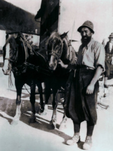 Simone Cortolezzis detto "il barbon" (cjaradôr anche lui) ai piedi della salita per Siaio