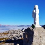 La statua della Madonna che ci accoglie in vetta
