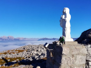 La statua della Madonna che ci accoglie in vetta