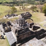Vista dall'alto delle rovine Maya a Toninà