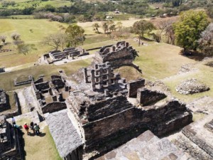 Vista dall'alto delle rovine Maya a Toninà