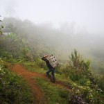 L'unico mezzo di trasporto, la schiena dell'uomo.