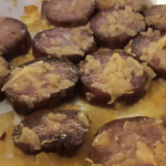 Unire alla cipolla le fette di salame...