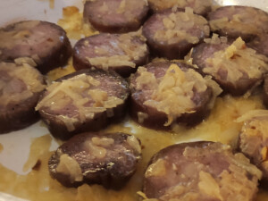 Unire alla cipolla le fette di salame...