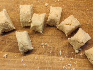 Gli gnocci tagliati pronti per essere cotti