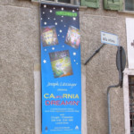 Il banner promozionale all'esterno del Museo Carnico