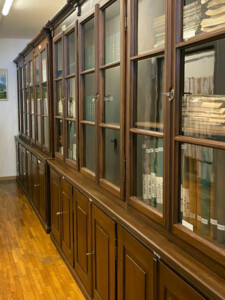Armadio restaurato ospitante il vecchio archivio