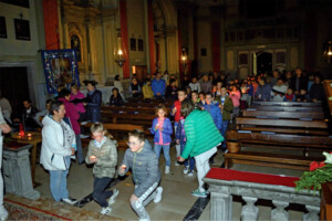 Il simbolico gesto dei ragazzi che portano la Luce